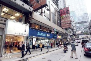 阿信屋即將進駐中環域多利皇后街，有傳業主英皇把現租予影音店蘇寧的舖位部分租予阿信屋，月租30萬，面積約1600方呎。昨日蘇寧電器已貼上「搬遷清貨」的告示。（郭慶輝攝）